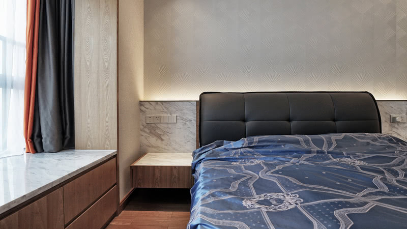 在卧室空间上，采用肌理墙布与木纹地板的搭配，烘托出温馨舒适的感觉；在灯光上巧妙的利用二次光源制造场景氛围，让卧室成为最理想的休息场所。