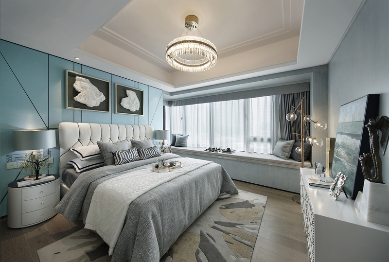 蓝色的背景墙，简约的线条与灰色的床搭配，层次鲜明，创造出满满的艺术质感。灯具的奢华，软装的点缀，更好的展现出轻奢气质。