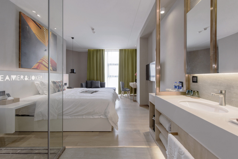 主力房型是一个酒店的立足之本，设计师研究了颜色对睡眠的影响，继续延续低饱和度基调上搭配绿色的窗帘，时刻不忘将自然有机结合到空间，睡眠也更佳安静。