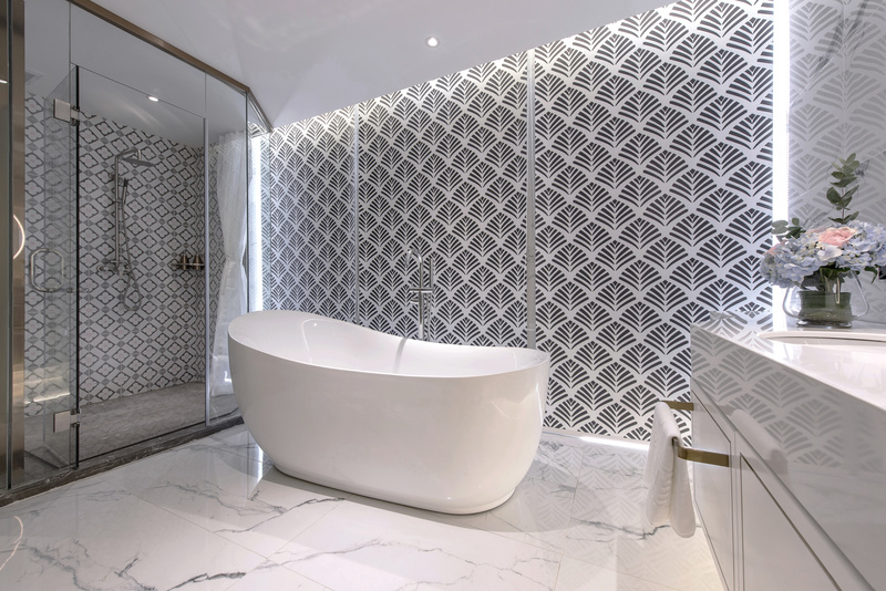 开放式淋浴间墙加上复古花砖，让混搭进行到底。