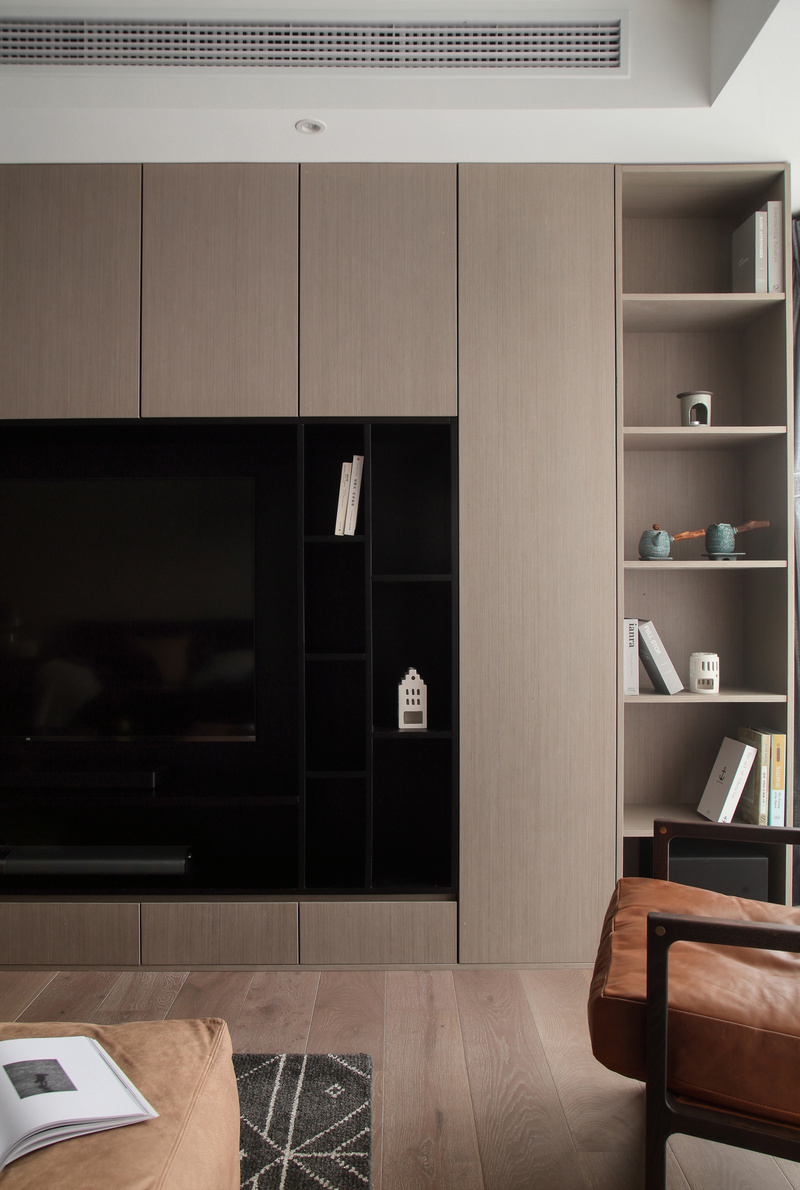 咖灰色与黑色交替的电视机背景墙，将开放式与封闭式收纳相融合，既能保证足够的收纳空间，又使得整体美观大方。