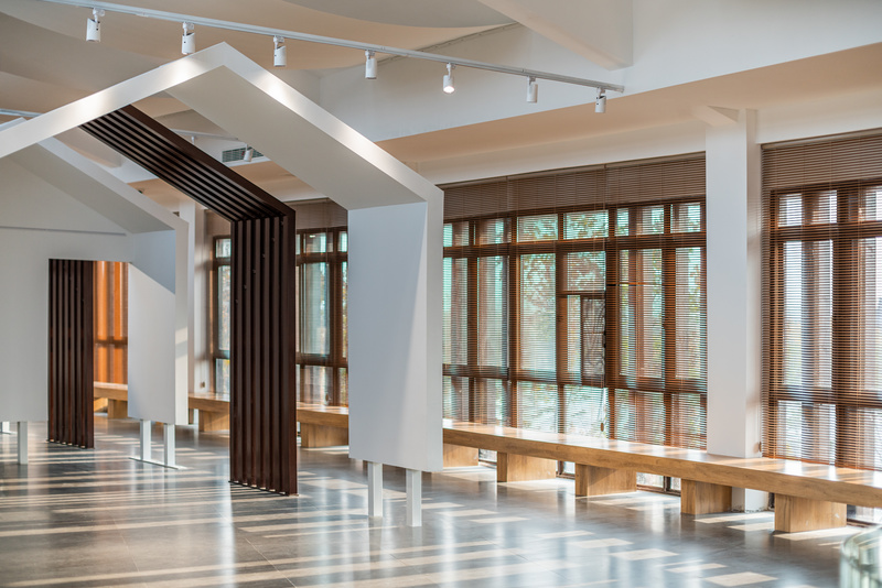 装饰造型展示空间——整体视觉上，以原木色为主，整体设计感极强，水泥灰与木纹相结合。