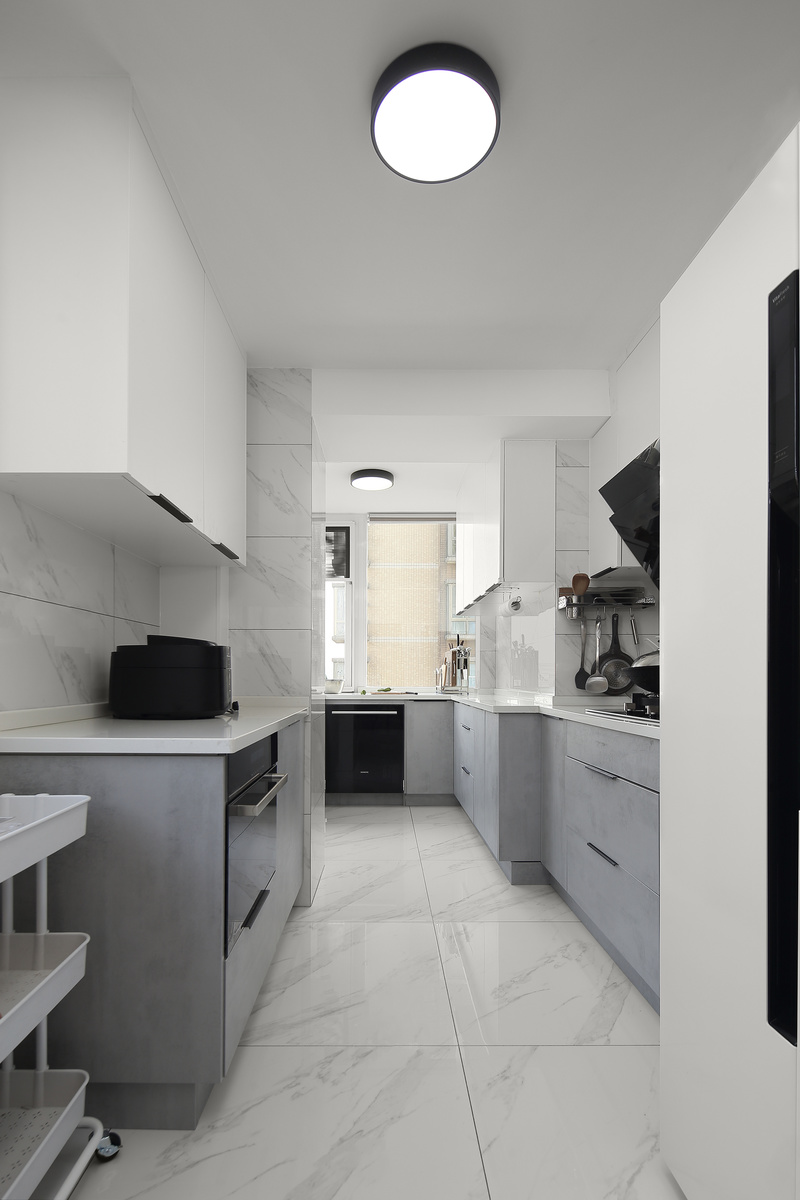 厨房用白色的瓷砖搭配水泥灰的橱柜显得干净又不失时尚。