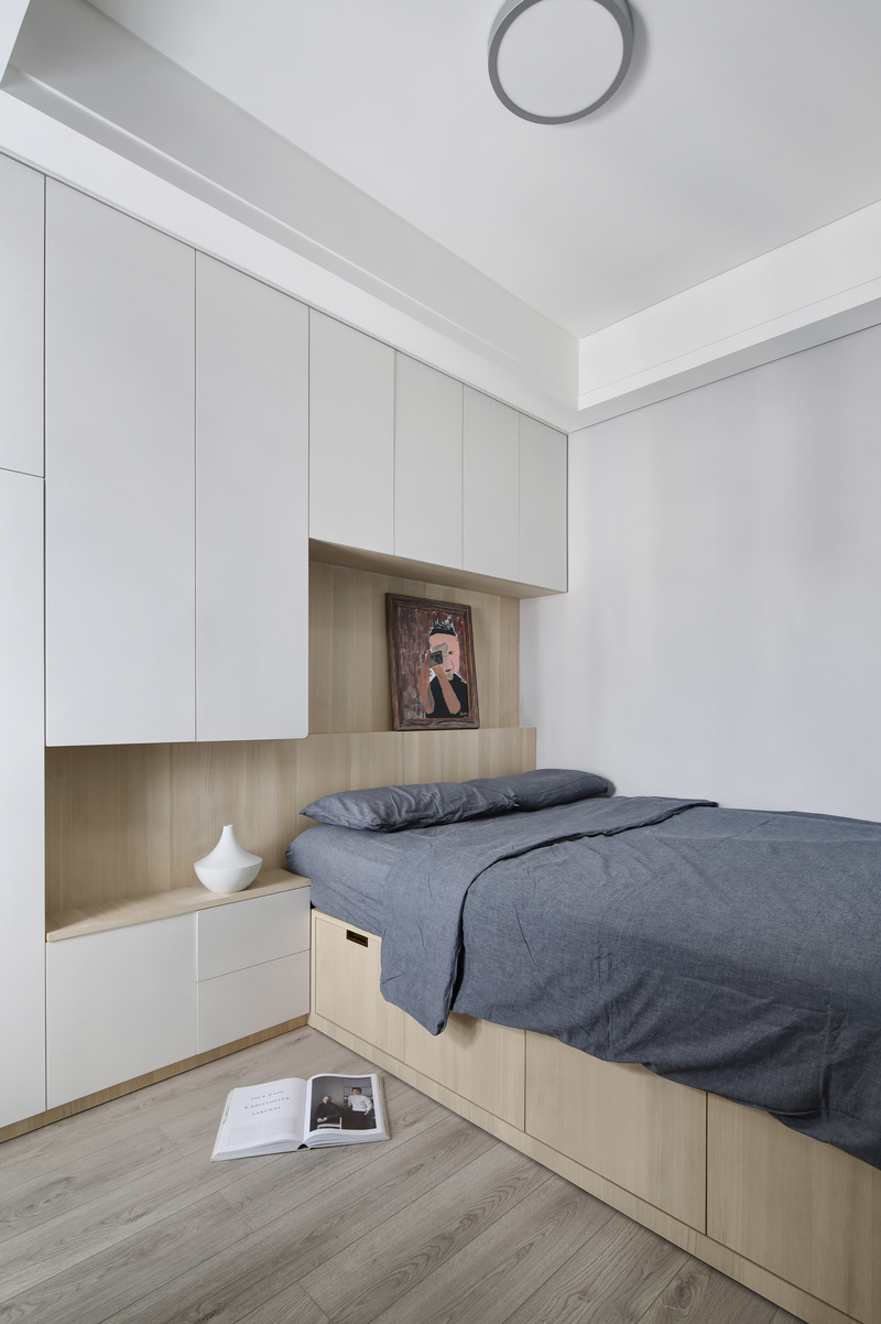 ▲次卧床头柜和床设计为一个整体，极致的考虑收纳设计，同时减少卫生间死角。