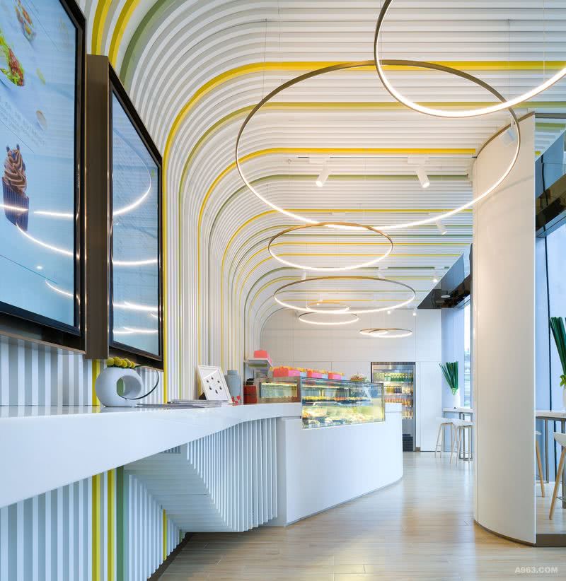 圈状的灯饰设计与线条纹的天花及主题墙打造时尚室内空间