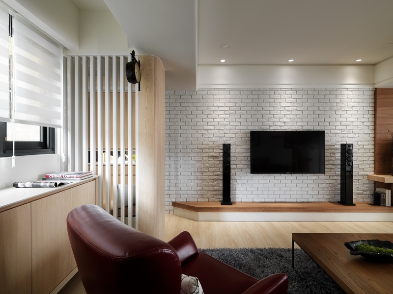 以磚形牆作為電視牆基底，利用灰白色視感創造簡約清爽氛圍。