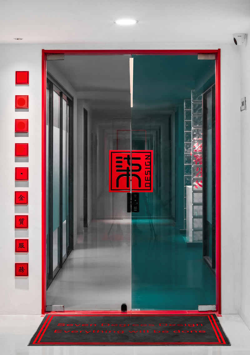 左边LOGO墙用现代手法把每个字体分开处理，使字体金属化，精致化，国际化，主要参考的是中国文化的楹联，传统文雅。而公司入口处用极具个性的红色框装饰，凸显进深感，像一副装饰画框背景同时，又寓意进出公司的每一个人“祥瑞开门盈满楣”。