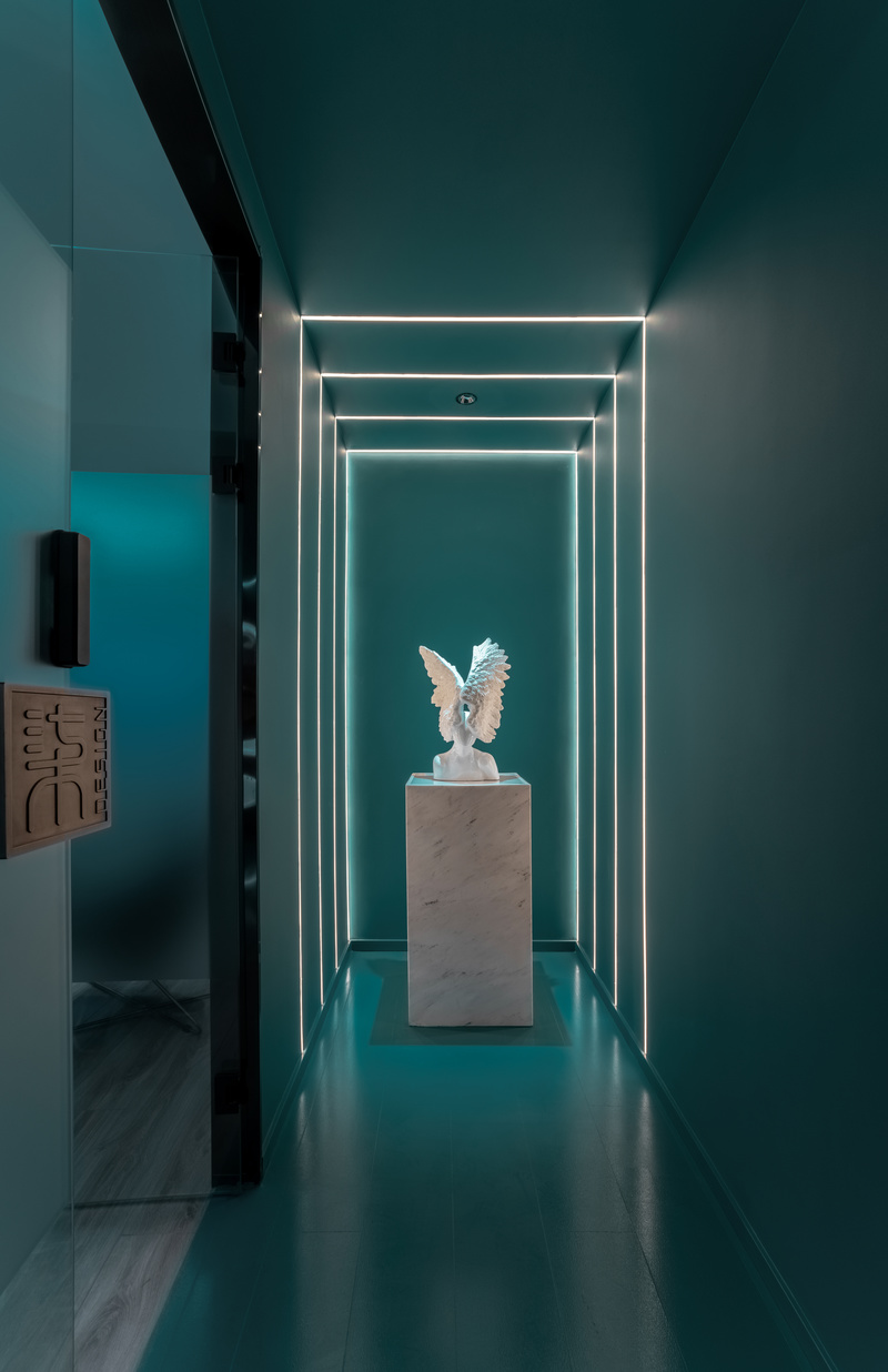 走廊尽头的雕塑搭上几条暗藏线型灯，给人一种突破束缚放飞思想的感觉，让每一个设计案例都别出心裁、充满新意。