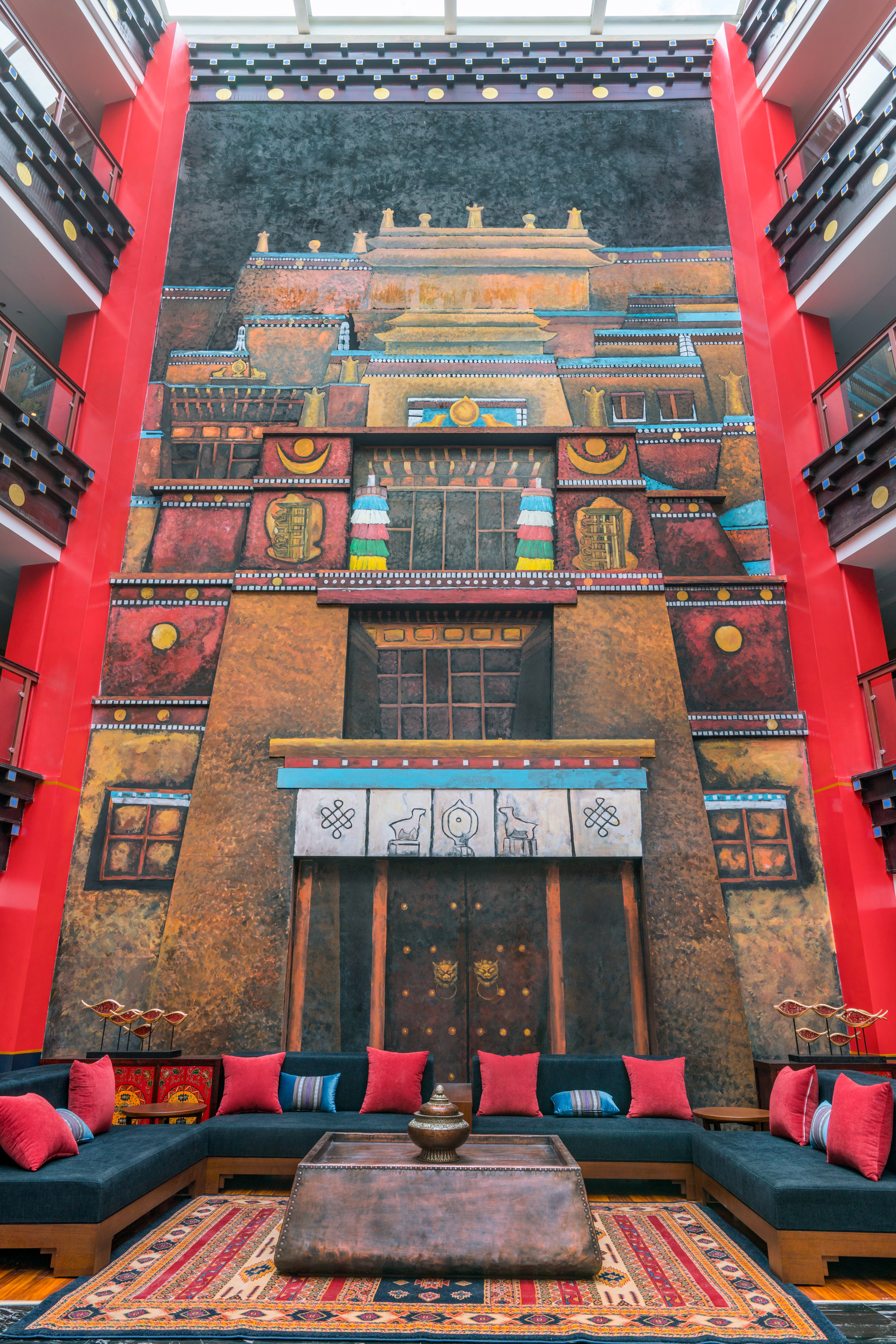 巨幅祥巴版画充分吸收藏族艺术中无限丰富的符号和审美资源，表现出强烈的民族性、地域性、时代性以及设计师个人的创作风格。