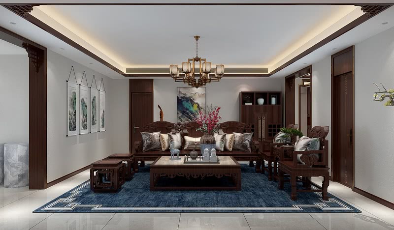 近观客厅，红木家具沙发和蓝色晕染地毯的搭配，提升了空间的清新淡雅之感。茶几上的花朵和墙上的挂画形成对应，使整个空间和谐一致，而又空灵活泼。