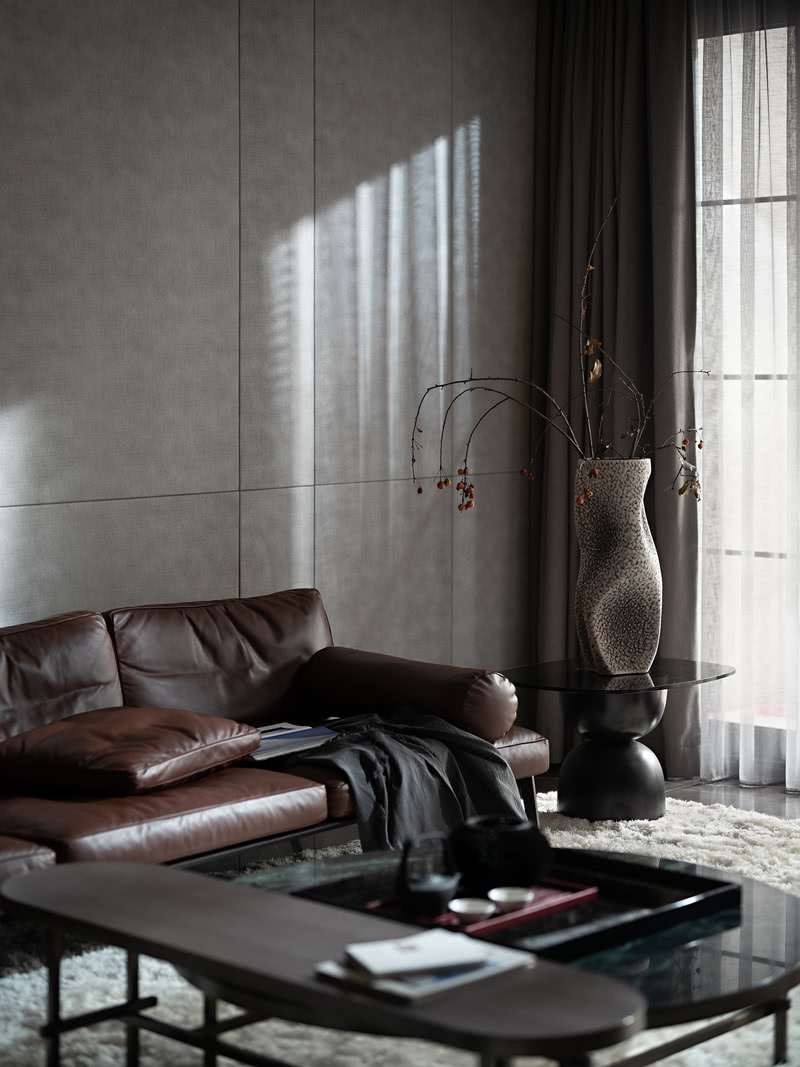 客厅：Flexform独有的高雅气质，彰显着业主的生活品味。天花采用特殊环保材料，与地面的反光相呼应，让自然光最大程度地延伸入客厅的每个角落，不仅明亮了空间更使得居住体验感尤为通透。