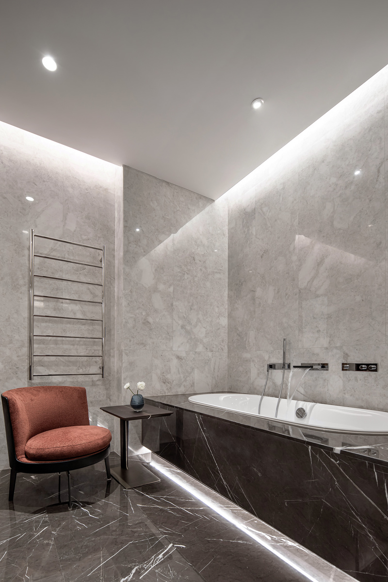 主卧主卫生间                                                                进入主卧室主卫浴超大浴缸的设定，让空间更添加了回到家能好好放松的感觉