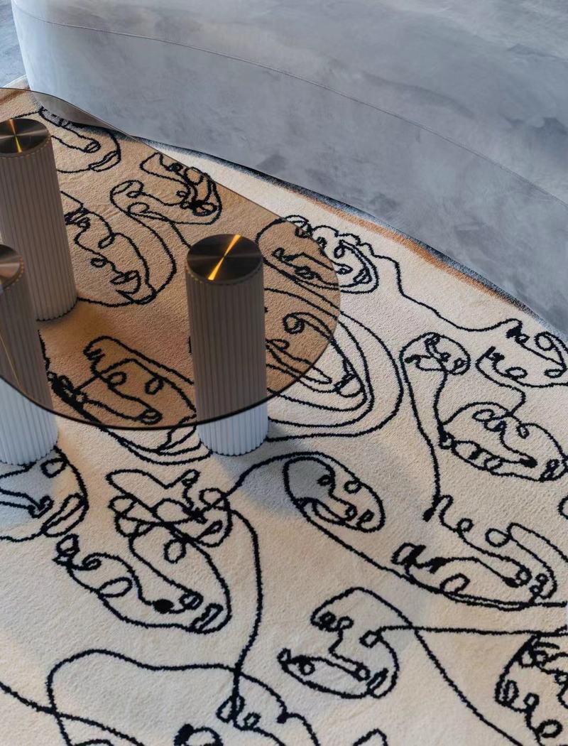 极具设计感的地毯，造型生动有趣的桌子，在整个温润的空间中增添了一丝张力与温度。