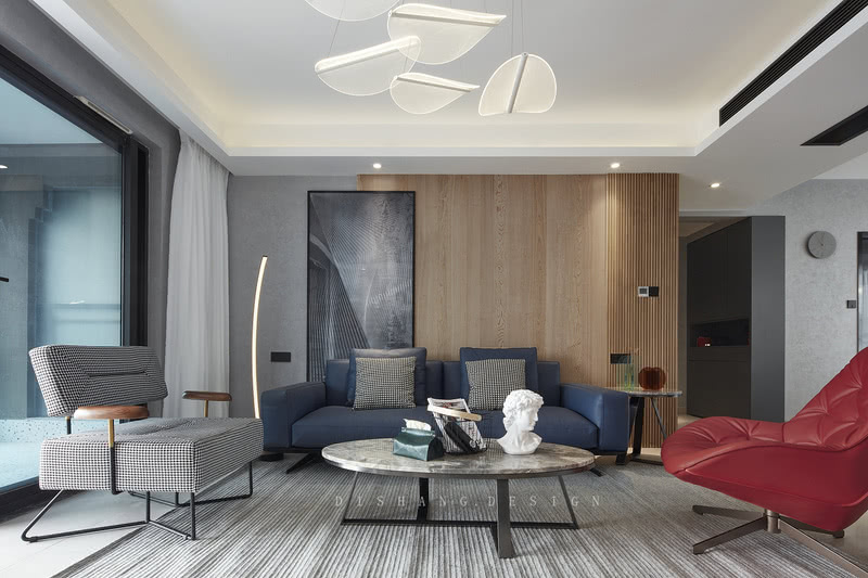 客厅
宝石红、静谧蓝、温暖的木色撞进低饱和度的客厅，极简的空间律动起来；理性的灰色和大理石纹背景墙，空间休闲舒适。
