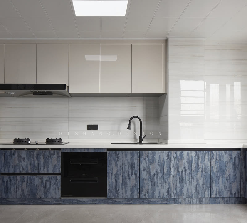 厨房
U型厨房，充足的收纳空间满足一家人的所需；渐变的蓝色花纹橱柜，丰富空间的表达。
