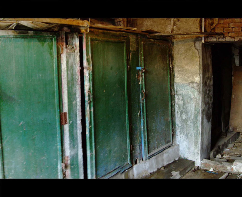 破败不堪的工人村工人宿舍卫生间，摄影论坛资料图