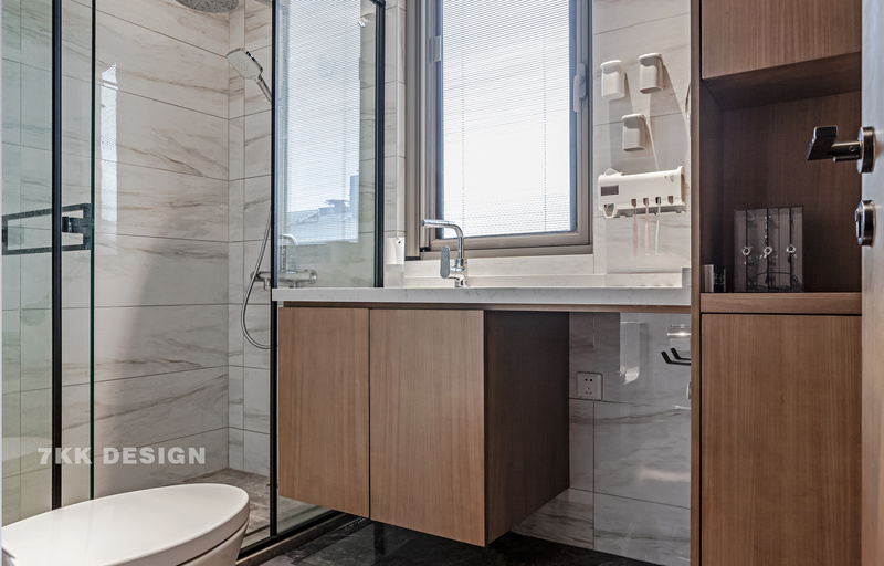 主卧卫生间借用部分次卧面积扩大卫生间使用空间。木色+白色为主，打造干净清爽的主卫环境。