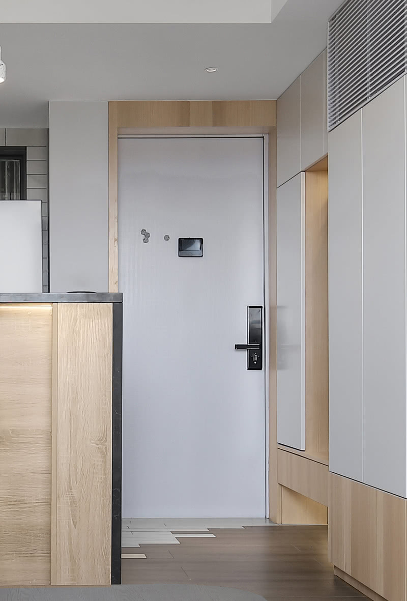 ▲入户门位置调整比例缩小，靠墙增加整面的收纳柜。