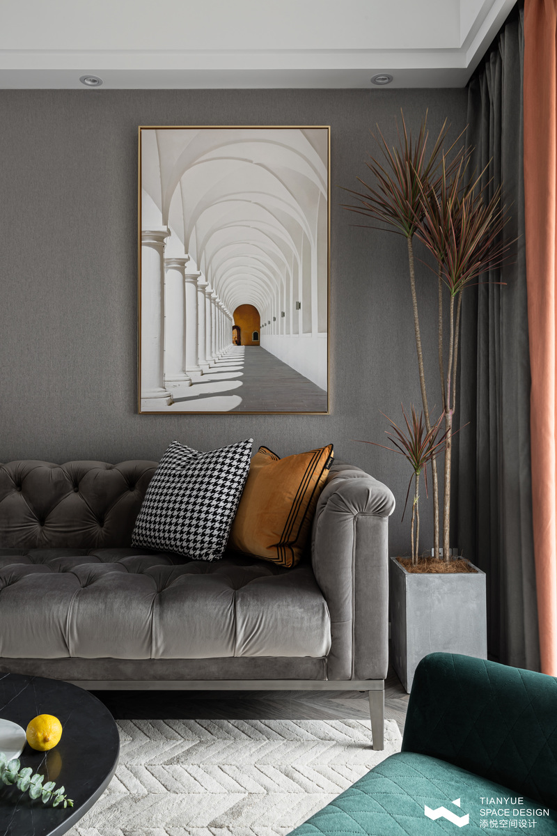 百搭的高级灰还可以作为沙发色彩大面积存在，加入钢灰色增加层次感。在客厅设计中，灰色与柔和的爱马仕橙色块不经意间恰到好处地安置了好心情~