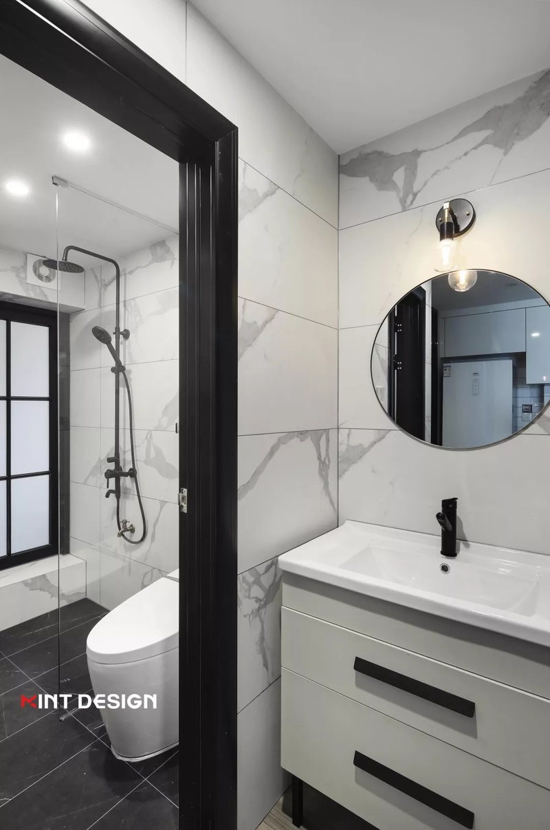卫浴
BATH ROOM
卫生间实现干湿分区，搭配黑白地砖，简单清爽，方便日常起居。人性化设计落实每个角落。