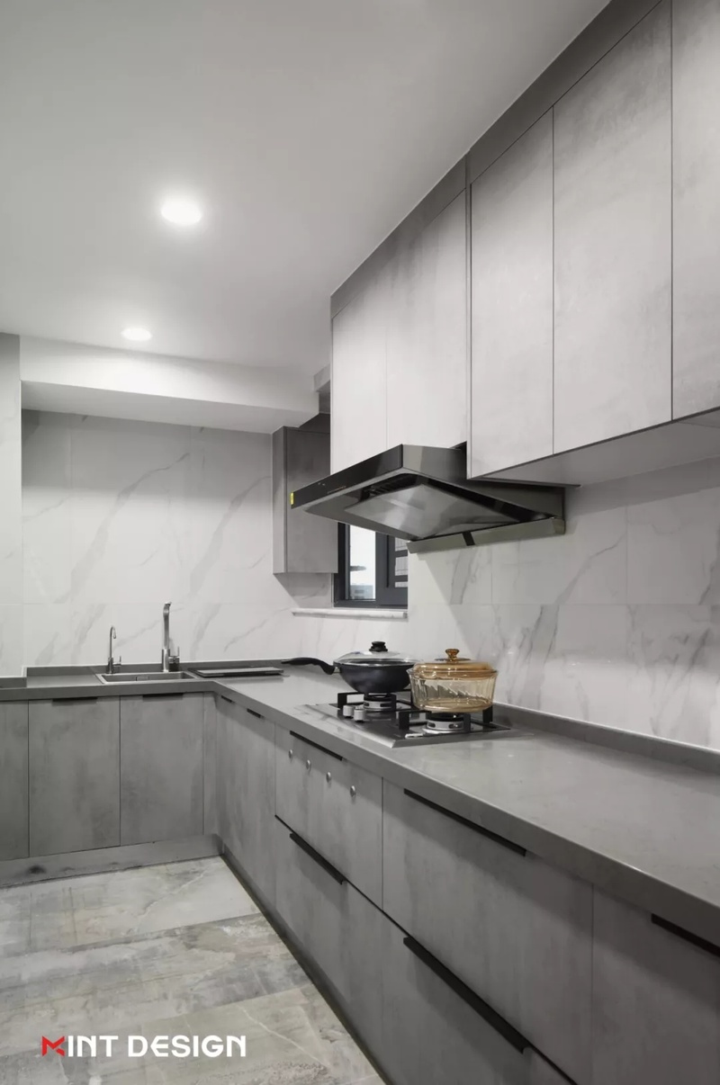 厨房  
厨房改造后满足洗、切、煮、摆的厨房基本动线需求；浅色大理石墙面砖简单好打理。