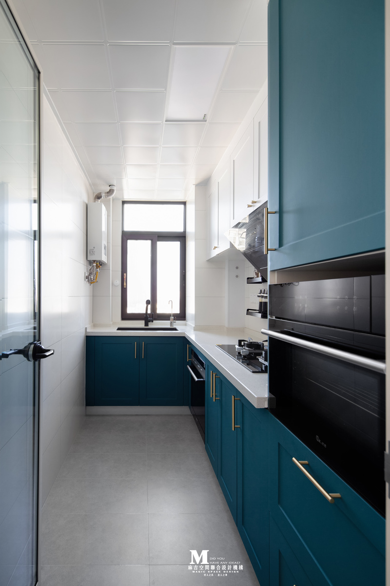 厨房以深青色、浅灰色相互搭配，营造出明亮整齐的空间。高位出水龙头，嵌入式微波炉和烤箱，嵌入式洗碗机，净水器，一应俱全。