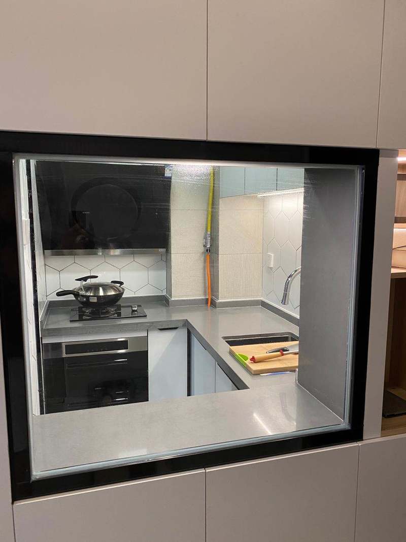     中间透明玻璃视窗，拓展了厨房的视觉，加强了家人的互动，增添了小小的惊喜。