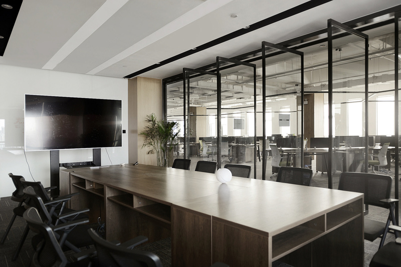 会议室使用了大量的木质元素，温和的素材及自然气息，缓解了会议的紧张感。