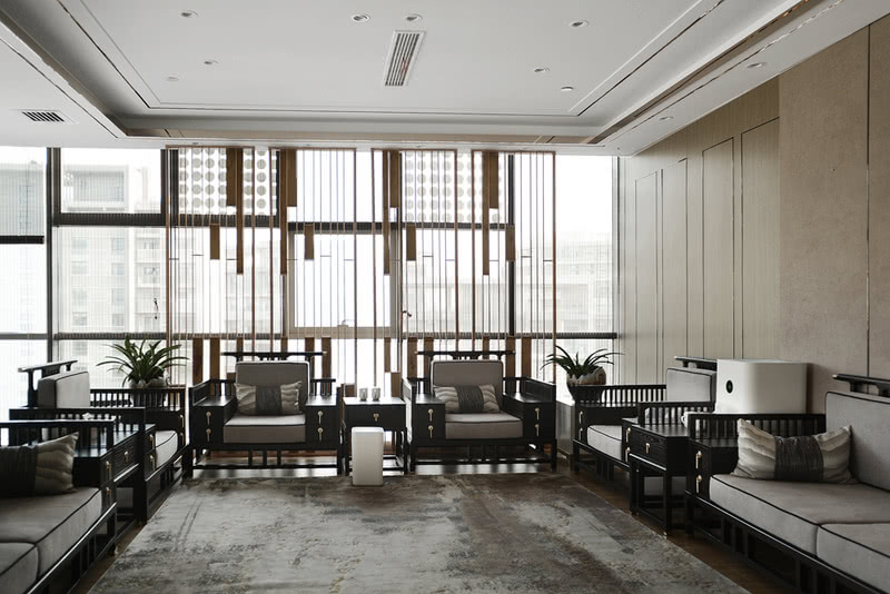 现代中式风格的接待室，温柔的轻奢范，加入质感的金色、复古尊贵的中式软装搭配，造就了一个有温度的空间。