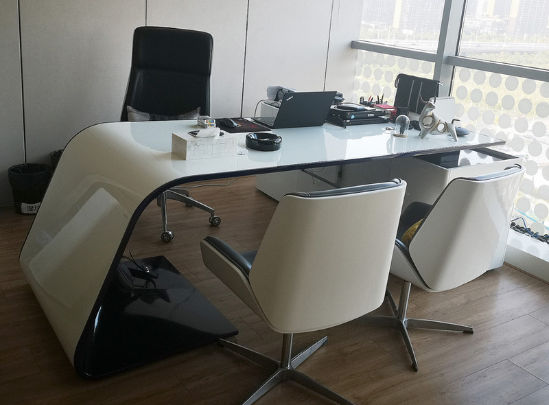 兰博基尼桌椅拥有优美流畅的线条感，符合总经理办公室的整体气质。