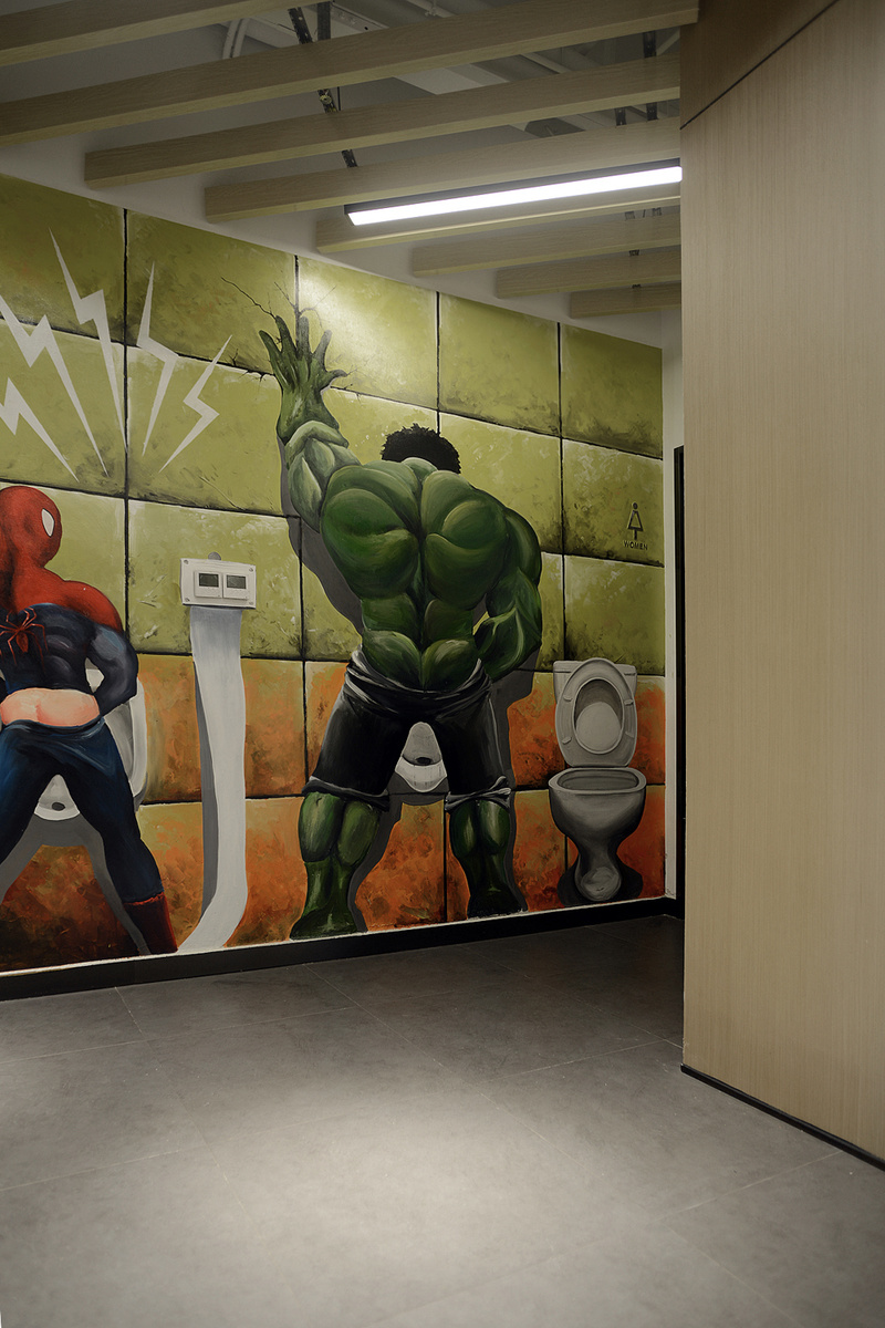 墙面上手绘的绿巨人和蜘蛛侠俏皮可爱，营造出轻松愉快的空间氛围。