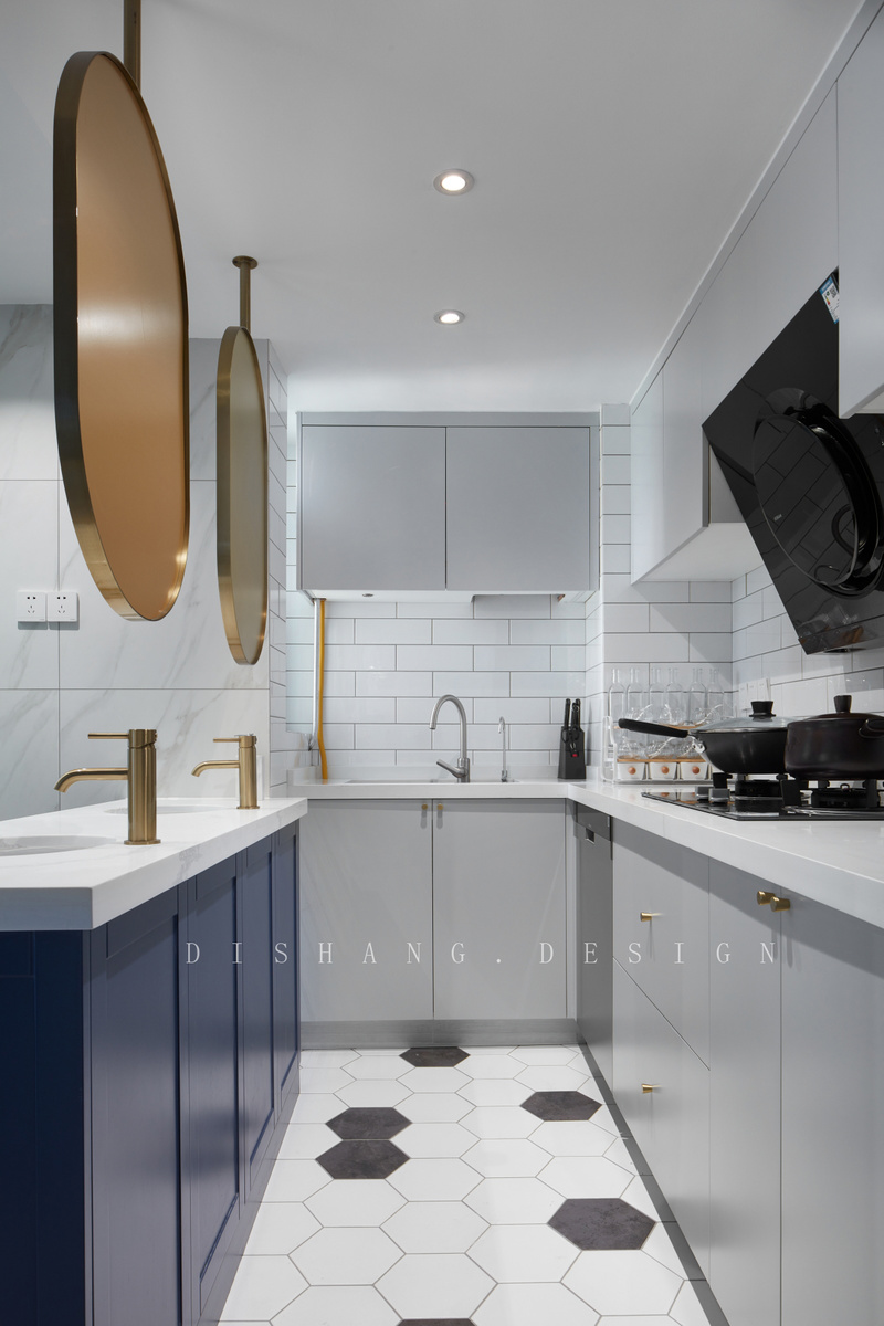 厨房
厨房区域是整个空间的采光弱区，利用白色的瓷砖、浅灰色的柜体来提高厨房的亮度，开放性的厨房不仅加强餐厨之间的联系，更使小空间变得通透明亮。
