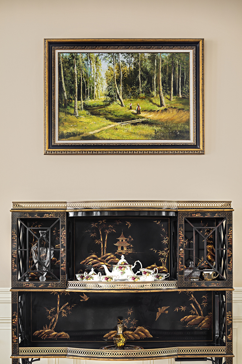 贝多芬餐椅，协调自然，华而不艳。髹漆描金剔刻工艺的餐边柜独具匠心，是当之无愧的经典法式传承者。