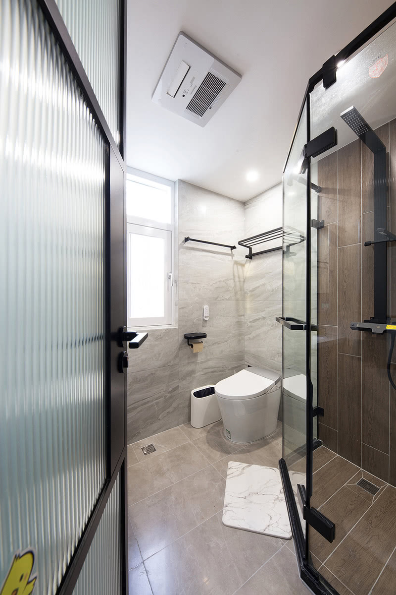 卫生间利用夹角位做了钻石型淋浴房，巧妙实现干湿分离，而墙地一体通铺的木纹砖也明显区别于其它位置的瓷砖，不仅颜值高，还极具时尚品味。
