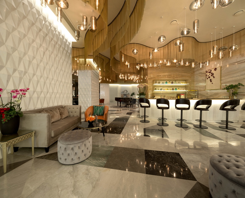 酒店大堂吧一侧墙体布满棱形 ，十分的特色且精湛充满着时尚感，设计灵感源于棕榈树的树干表面。