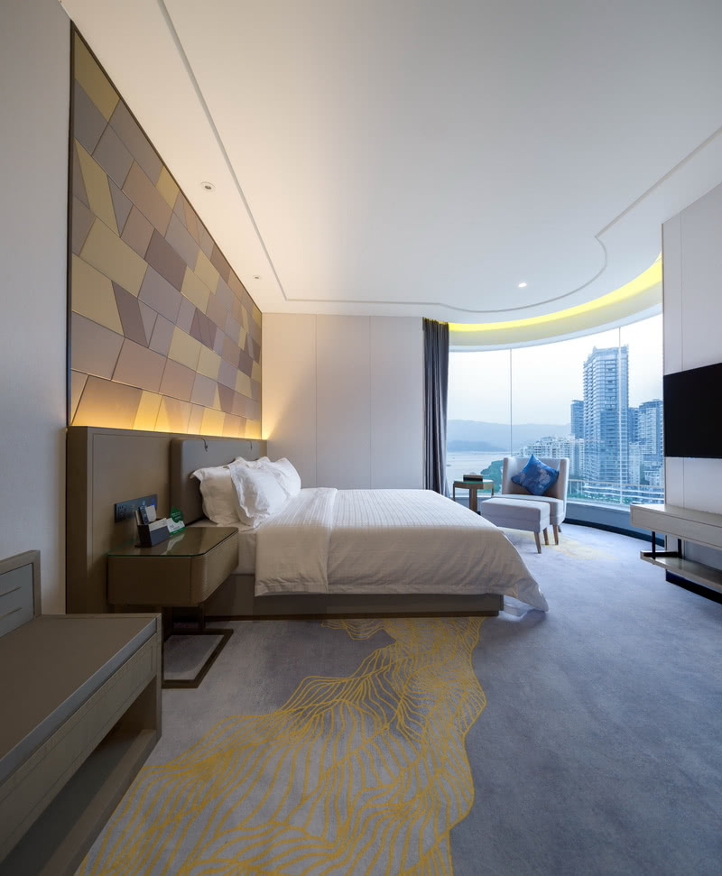 客房地毯颜色与大海融合一体，添加不同的艺术纹路且又具有代表性，根据每个不同代表性房间的设计，使整个空间布局规整。