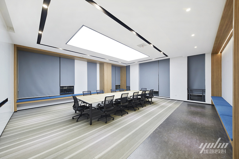 线型灯光设计避免会议室的紧张沉闷感，让空间得到无限延展，呈现动感与年轻化的状态。