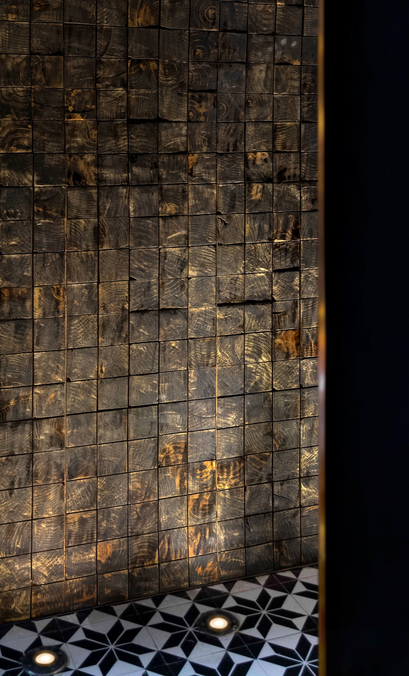 ▼以橡木做旧色为元素的装饰墙细节
details of the oak wall with the decoration of the old color ©罗淞元
