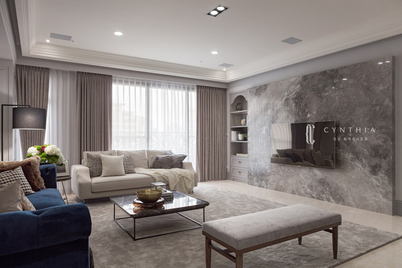 以冷灰色为基底，选用同色系的大理石铺设为电视墙，表现大器，而挑选具有古典轮廓的家具，加进典雅气息。
