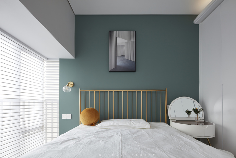卧室
利用低饱和度的配色方式，免除“通白”带来的单调之感，空间更加温馨舒适；躺在总是自带治愈感的绿色空间里，更能进入温柔的梦乡中。