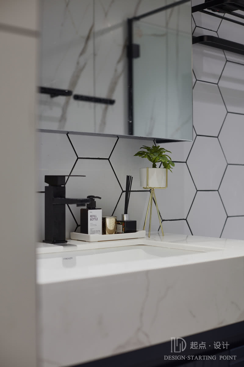 简洁的干湿分离，与洗漱最流畅的动线设计为基本诉求，白色大理石纹理瓷砖与六角砖搭配让卫生间更加清爽和素净。