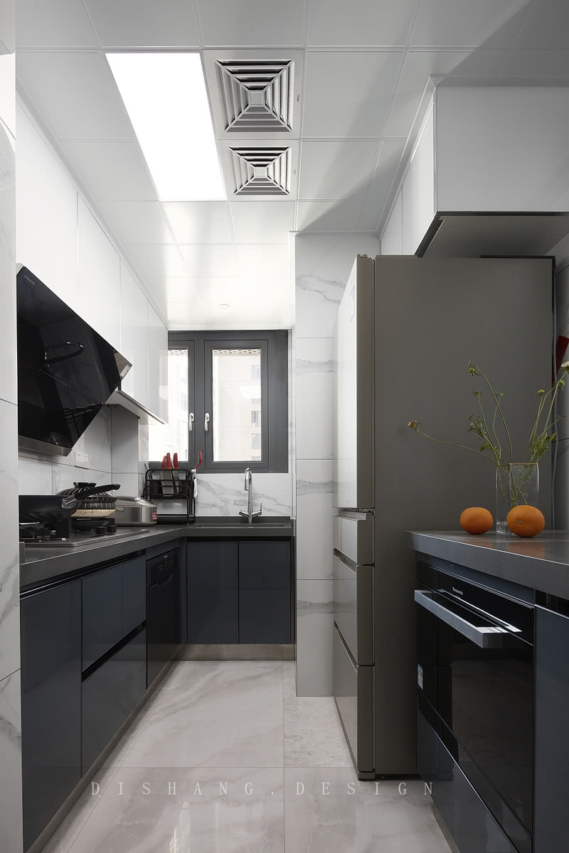 厨房
厨房空间较小，我们优化空间格局，拆掉厨房与生活阳台的原有墙体，扩大厨房面积，提高其收纳功能。