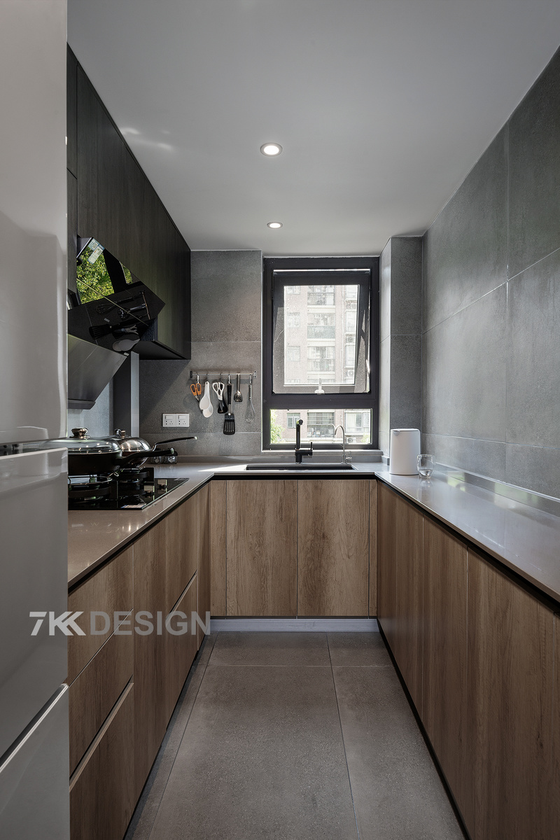 厨房U型空间设计，超大操作台面满足业主洗切炒的合理动线功能。灰色与木色搭配，打造质感的烹饪环境。