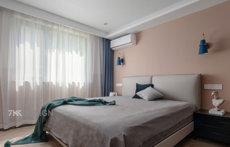 主卧床头背景墙色调选用女业主比较喜欢的藏粉色，浅灰色床品搭配，窗帘双层蓝白结合，营造温馨舒适的睡眠空间。