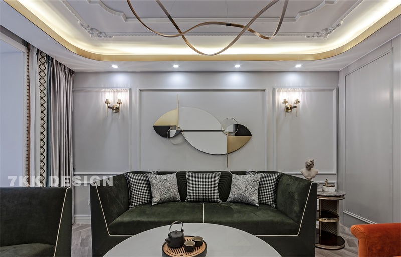 墨绿色的沙发，让客厅散发一种优雅气质。