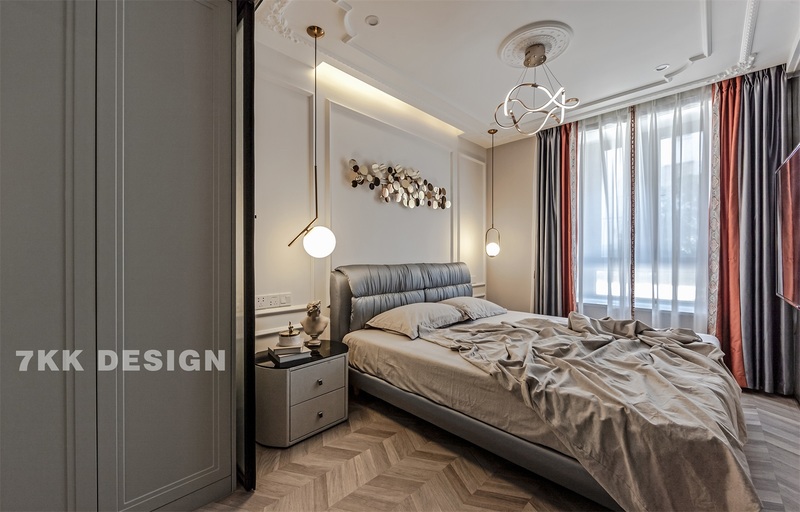 主卧室是最让人感觉温馨舒适的，浅灰色的墙板，金色的墙饰。