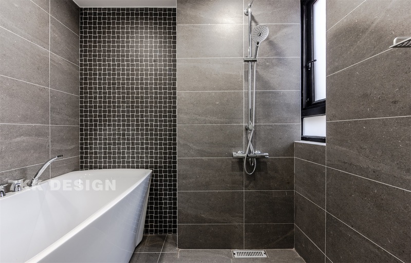 淋浴+浴缸，大面积灰色墙地砖，打造质感清爽淋浴空间。