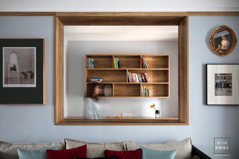 “窗洞”设计更是客厅、书房家人互动的窗口，整个空间不管在哪个角落，都有物品的的归属地。