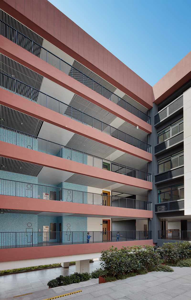 教学楼
建筑外观设计上，贯穿外立面的砖红作为校园的基调色，室内配以大面积白色，使建筑的体块关系更为明显，并很好的勾勒出建筑的轮廓线条。