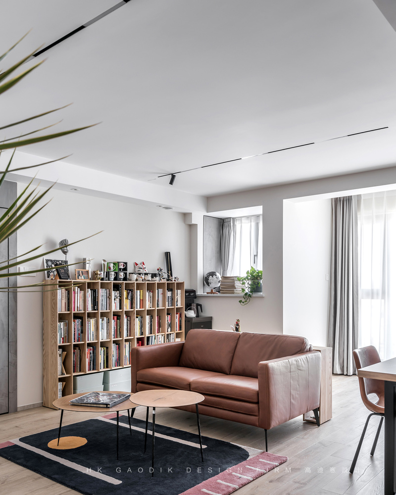 温润的原木色搭配低饱和度的灰色外加局部亮色家具点缀，现代的材质工艺与原生木质肌理相遇使整个室内呈现一种舒适的安宁感。